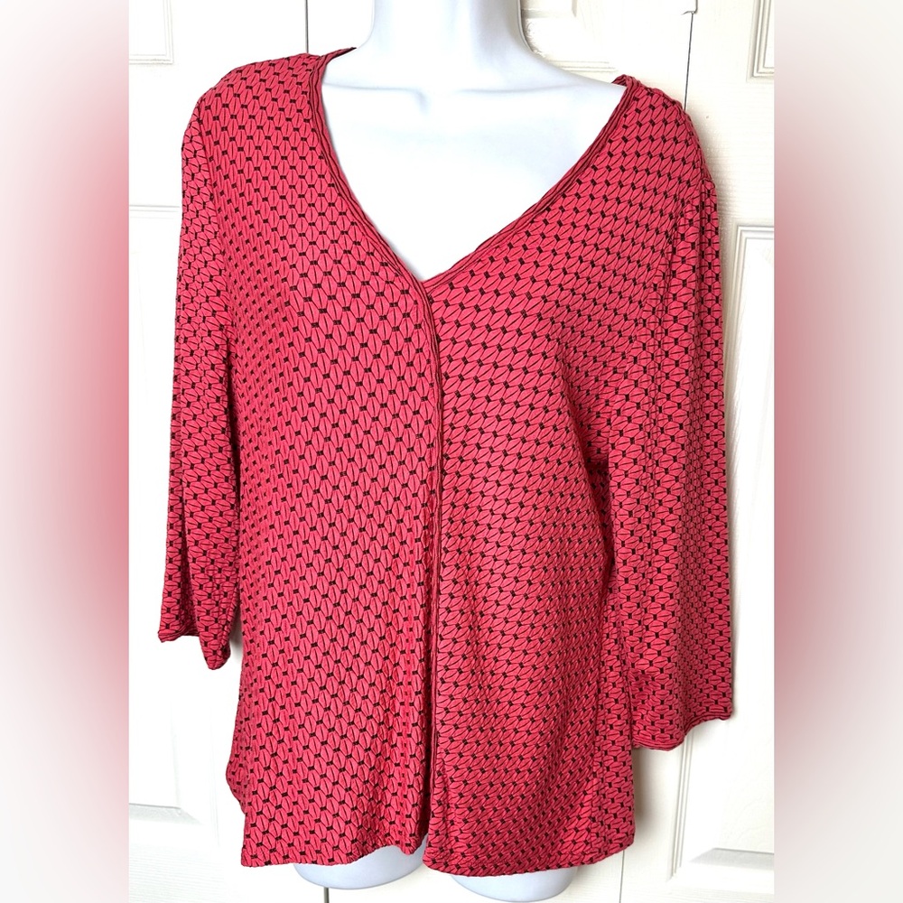 HABITAT Clothes To Live In Stretchy Knit Top Shirt Blouse Pink Black Geo VNeck